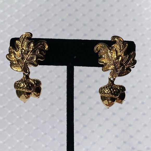 Vintage Avon Acorn Drop Gold Plated Clip-on Earrings - Picture 13 of 13